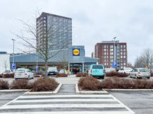 Lidl Niittykumpu on tien toisella puolella.