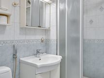 Kylpyhuone, jossa WC.