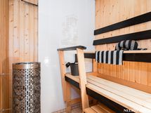 Tilava sauna koristekaakeliseinällä