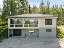 Talo alapihalta nähtynä