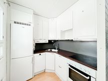 Varusteluun kuuluu mm. astianpesukone.