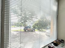 Keväisin ja kesäisin näkymä asunnon ikkunasta on ihanan vehreä. Rauhallinen näkymä kaakkoon.