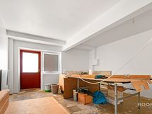 Varasto ovella sisäpihalle - Förråd med dörr till bakgård
