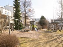 Taloyhtiön pihaa