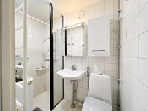 Kylpyhuone on uusittu putkiremontin yhteydessä 2015.