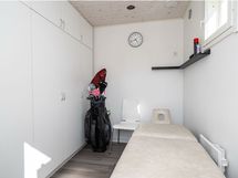 Varastohuone autotallirakennuksen yhteydessä