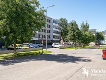 Taloyhtiön etupihaa parkkipaikkoineen teiltä päin.