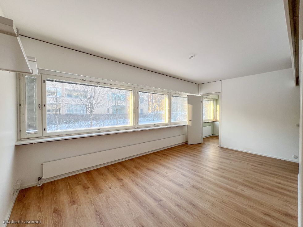 Valoisa ja hyväpohjainen yksiö peruskorjatussa hissitalossa. Loistava sijainti.