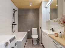 Yläkerran kylppäri kylpyammeella