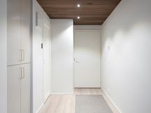 Eteisessä on vaatekaapit ja sormipaneelikatossa upotettu led valaistus.