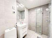 Juuri  linjasaneerattu kylpyhuone hohtaa uutuuttaan ja raikkauttaan. Tilaan mahtuu pesutorni.