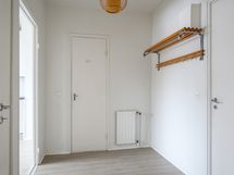 Eteisessä on naulakon lisäksi myös kaappitilaaa.