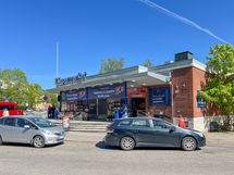 K-supermarket on lähin kauppa, mutta pari muutakin vaihtoehtoa on. Myös kahvilaa löytyy kävelymatkan