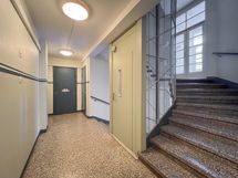 Hissitalon porraskäytäväkin on siistissä kunnossa.