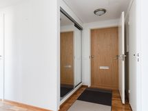 Eteisessä tilava liukuovellinen kaapisto.