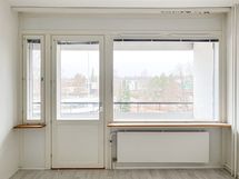 Ikkunassa on valmiina sälekaihtimet ja ikkunalaudalle saa vaikka huonekasveja.