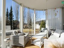 Lasitetulle terassille käynti olohuoneesta