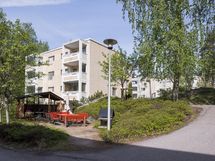 Sisäpihalla on oleskelualue grilleineen asukkaiden käytössä.