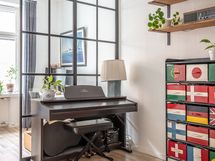 Huone, joka sopii yhtä hyvin työtilaksi kuin soittopisteeksi.