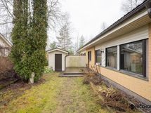 Pihalla on erillinen vajarakennus.