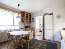 Keittiötä, taustalla ruokailutila