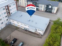 Lastauslaituri parkkipaikan puolella