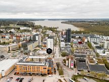 Kävelykatua pitkin suoraan järven rantaan, jossa hienot puistoalueet