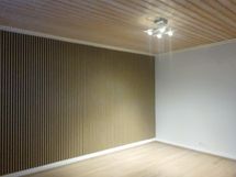 Olohuoneen seinää asennettu akustiikkalevy