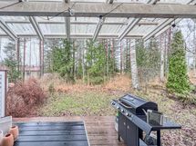 Takapiha jatkuu metsikköön ja siellä on myös terassi