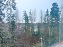 Näkymät makuuhuoneen ikkunasta ovat talon eteen, idän suuntaan.