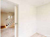 Keskikerros | Työhuone ja näkymä portaikkoon