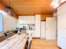 Keittiössä on runsaasti kaappitilaa.