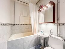 Kylpyhuoneessa on amme. Pyykinpesu onnistuu taloyhtiön pesutuvassa.