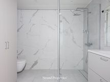 Vasemmalla kaapistossa on integroituna pyykinpesukone ja kuivausrumpu