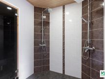 Isomman asunnon pesuhuone.