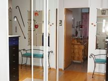 Eteisessä korkeat liukupeiliovikaapistot