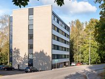 D-talo kadun puolelta katsottuna