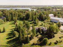 Ilmakuvaa tontista ja alueesta (kuvattu kesällä 2022)