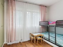 Makuuhuone alakerrassa, käynti terassille