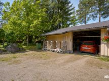 Varastoon mahtuu auto suojaan.