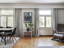 Olohuoneen ikkunat kohti linnaa