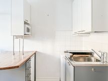 Keittiössä on pyykinpesukone valmiina vuokralaisen käyttöön