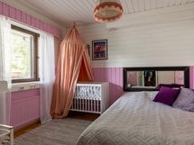 Alakerran makuuhuone 3