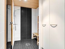 Alakerrassa on suihku ja sauna