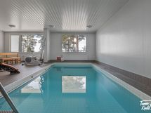 Taloyhtiön uima-allas saunan yhteydessä