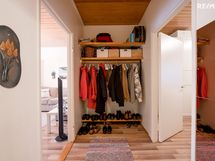 Eteisessä on tilaa isolle naulakolle, tähän voi halutessaan asentaa liukuovet.