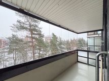 Lasitettu parveke on tilava ja aamuauringon suuntaan, itään.