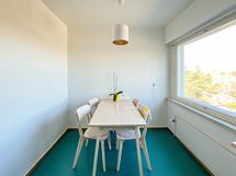 Ruokapöydän saat mahtumaan ikkunan ääreen.