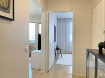 Näkymä eteisestä makuuhuoneen ja olohuoneen suuntaan. Oikealta on kulku kylpyhuoneeseen.