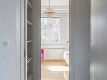 Makuuhuoneiden välissä on vaatehuone.